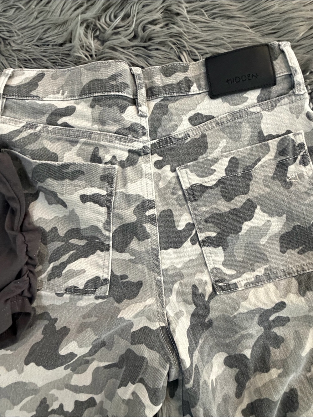 Hidden Gray and White Camo cargo pants and 2 tops - Picture 7 of 9